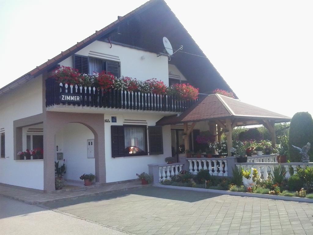 Guesthouse Tomas Catrnja Bagian luar foto