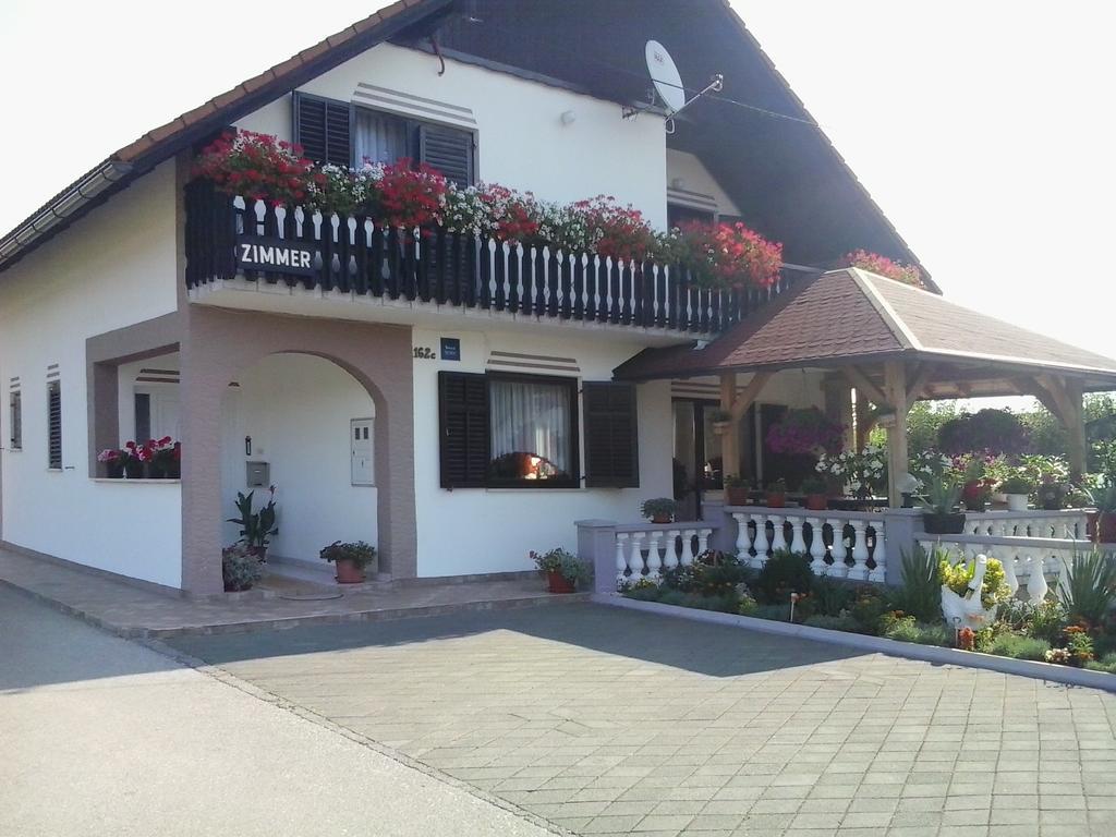 Guesthouse Tomas Catrnja Bagian luar foto
