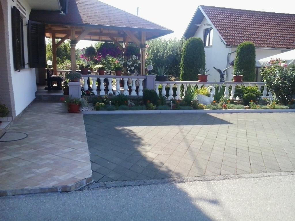 Guesthouse Tomas Catrnja Bagian luar foto