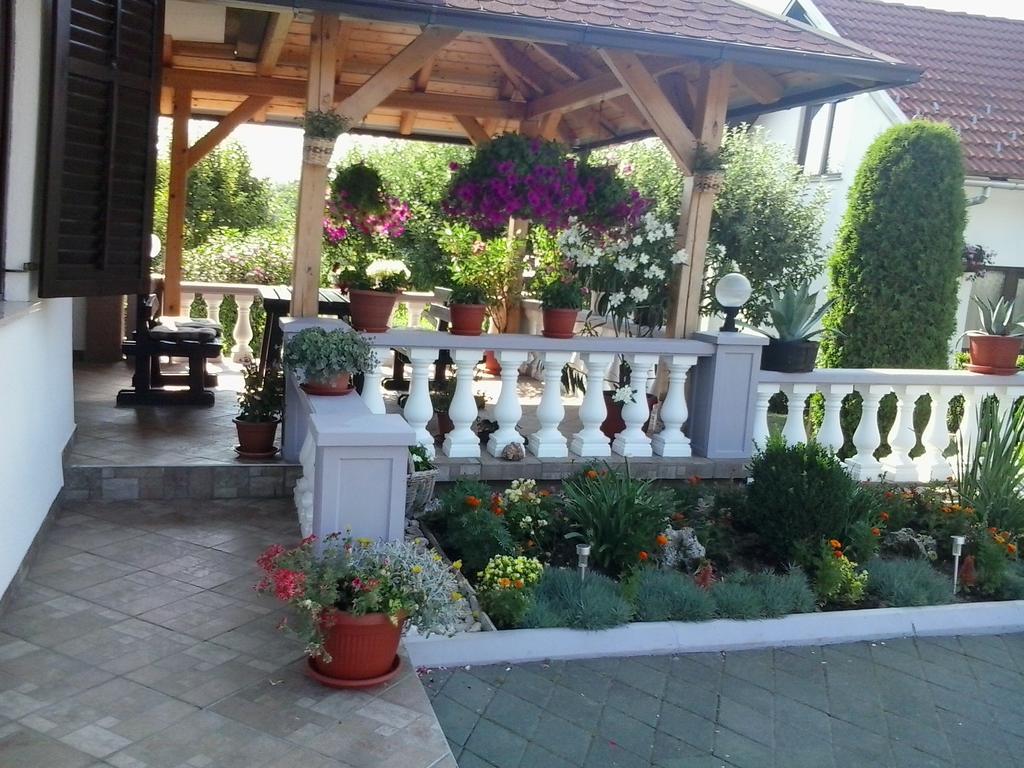 Guesthouse Tomas Catrnja Bagian luar foto