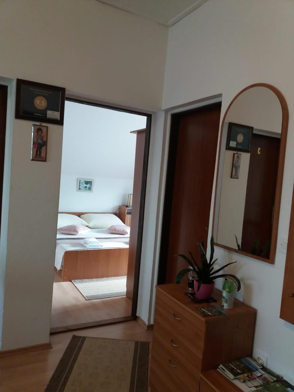 Guesthouse Tomas Catrnja Bagian luar foto