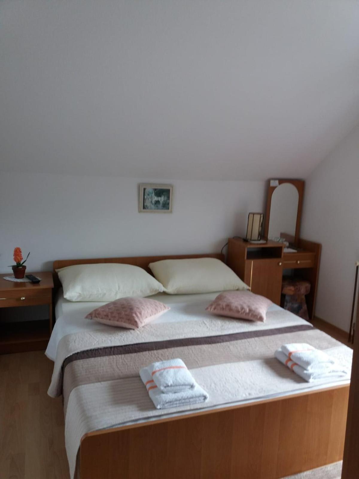 Guesthouse Tomas Catrnja Bagian luar foto