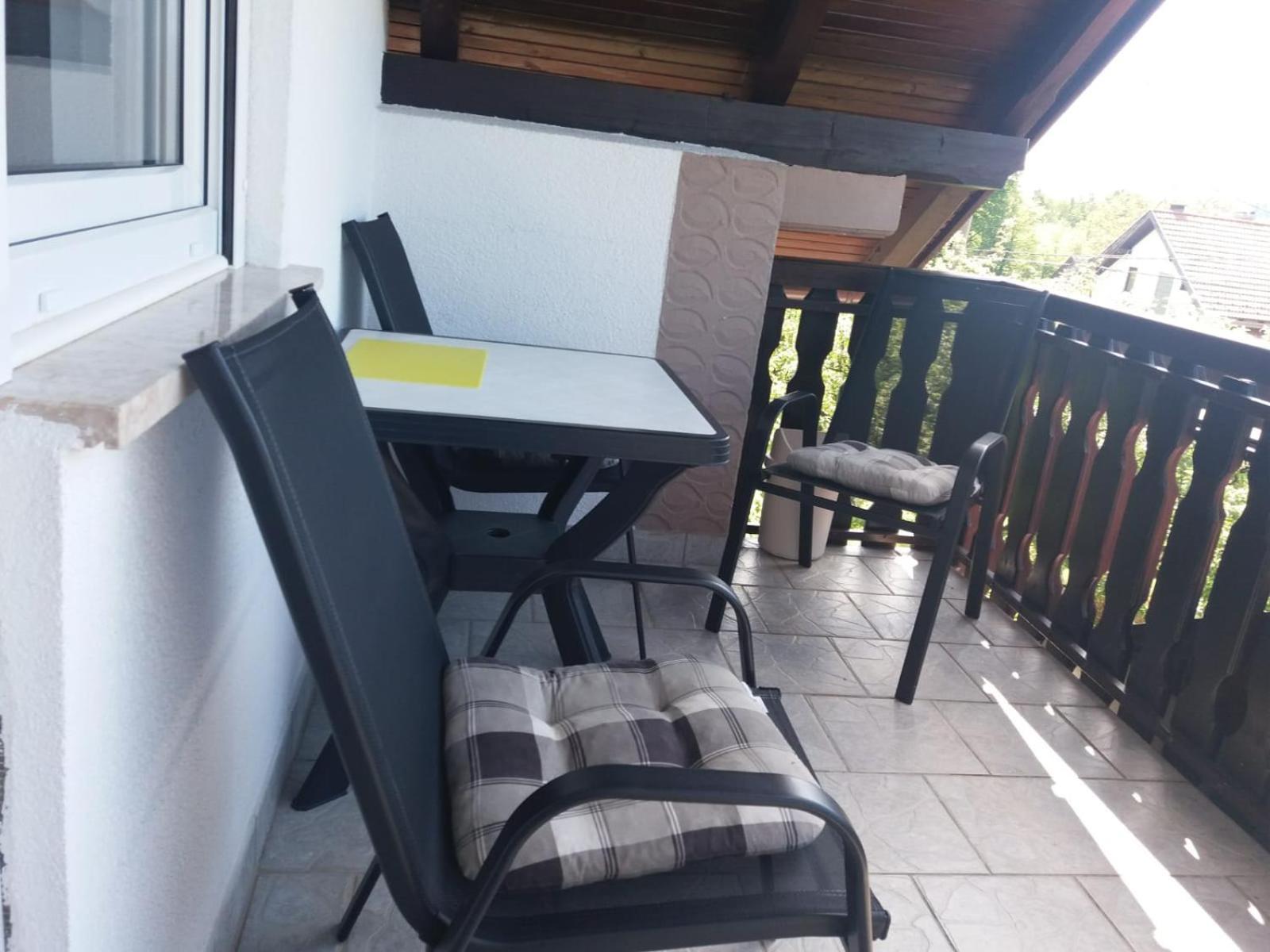 Guesthouse Tomas Catrnja Bagian luar foto