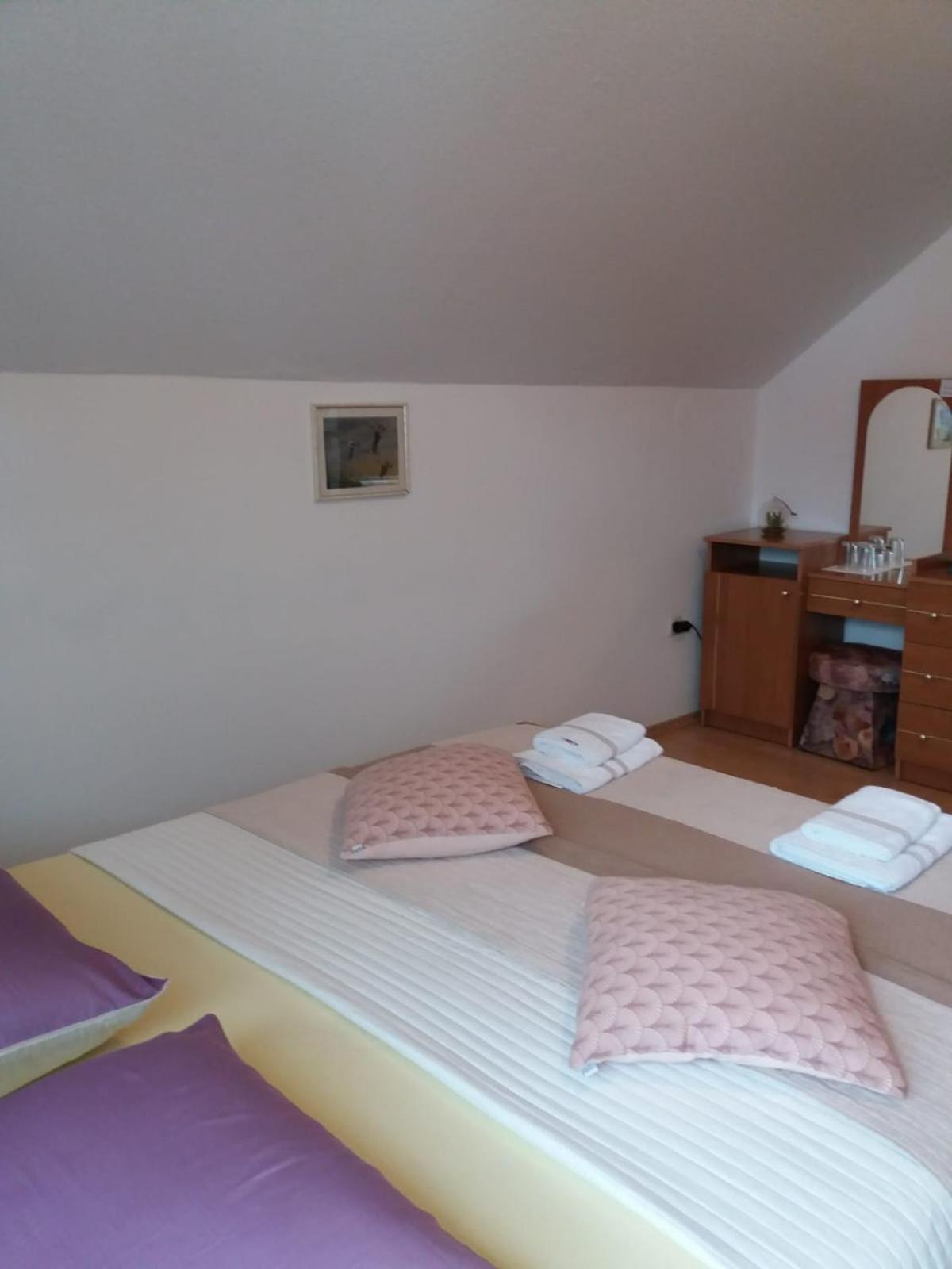 Guesthouse Tomas Catrnja Bagian luar foto