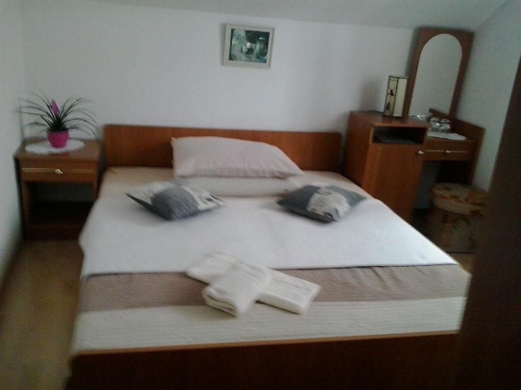 Guesthouse Tomas Catrnja Bagian luar foto