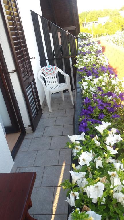 Guesthouse Tomas Catrnja Bagian luar foto