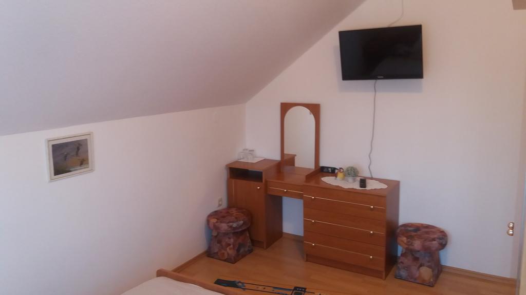 Guesthouse Tomas Catrnja Bagian luar foto