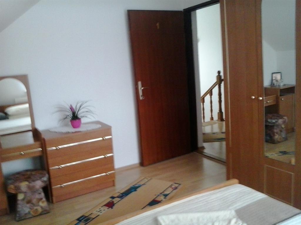 Guesthouse Tomas Catrnja Bagian luar foto
