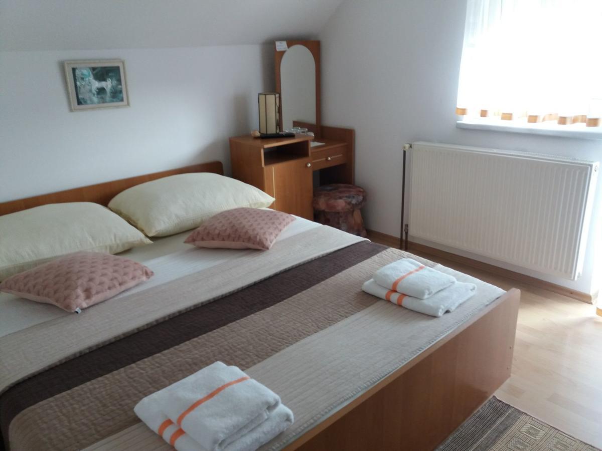 Guesthouse Tomas Catrnja Bagian luar foto