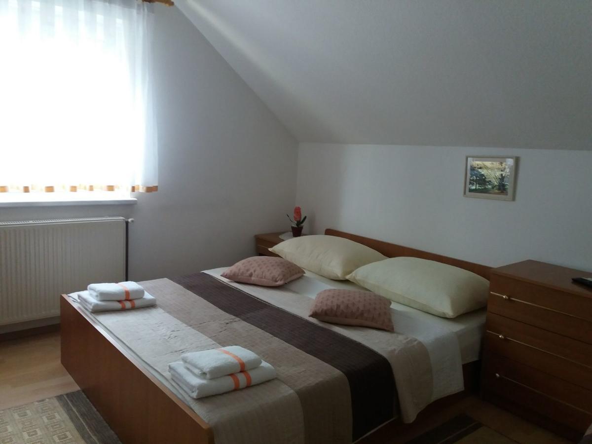 Guesthouse Tomas Catrnja Bagian luar foto