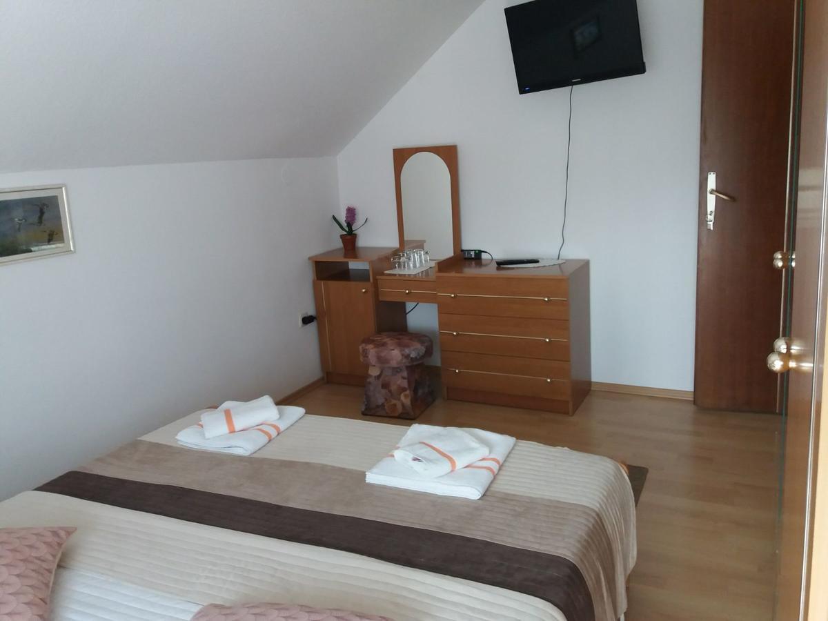 Guesthouse Tomas Catrnja Bagian luar foto