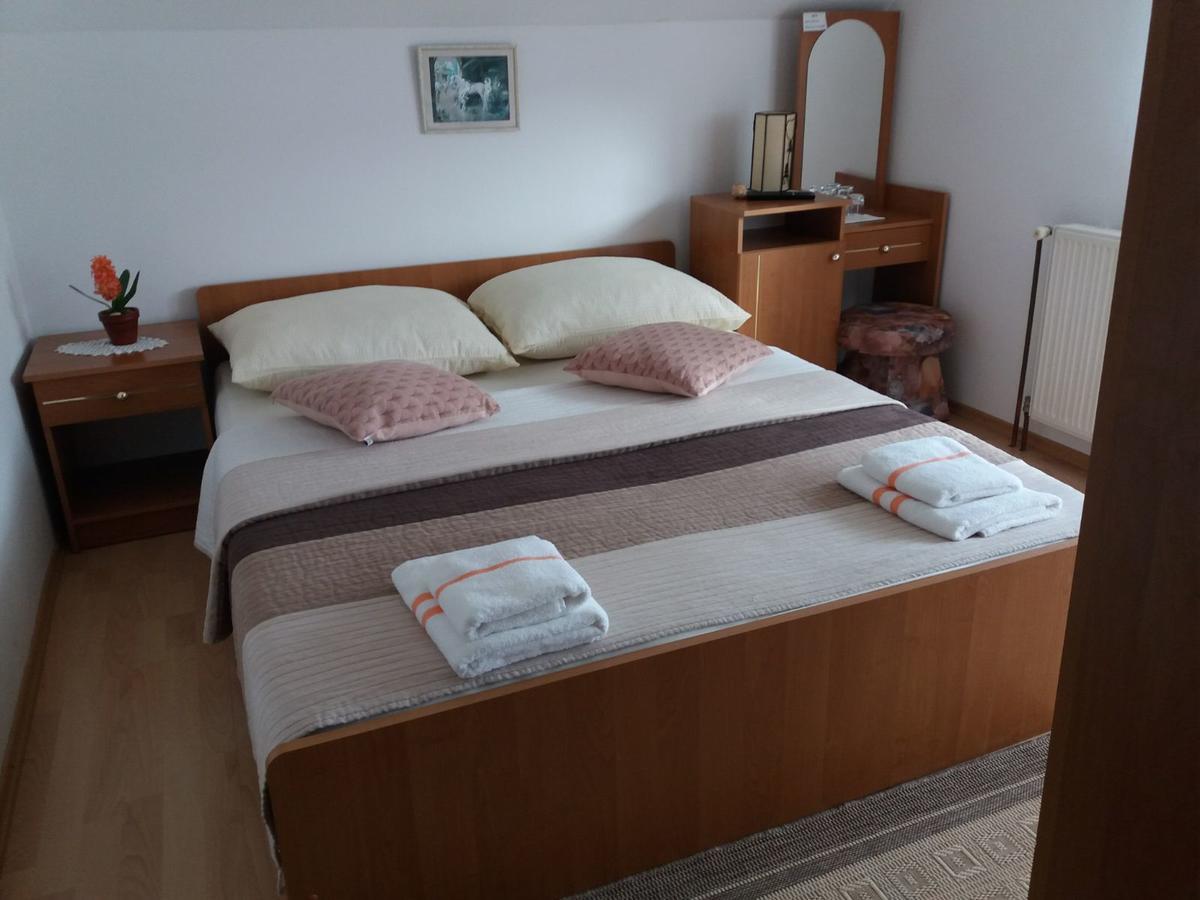 Guesthouse Tomas Catrnja Bagian luar foto