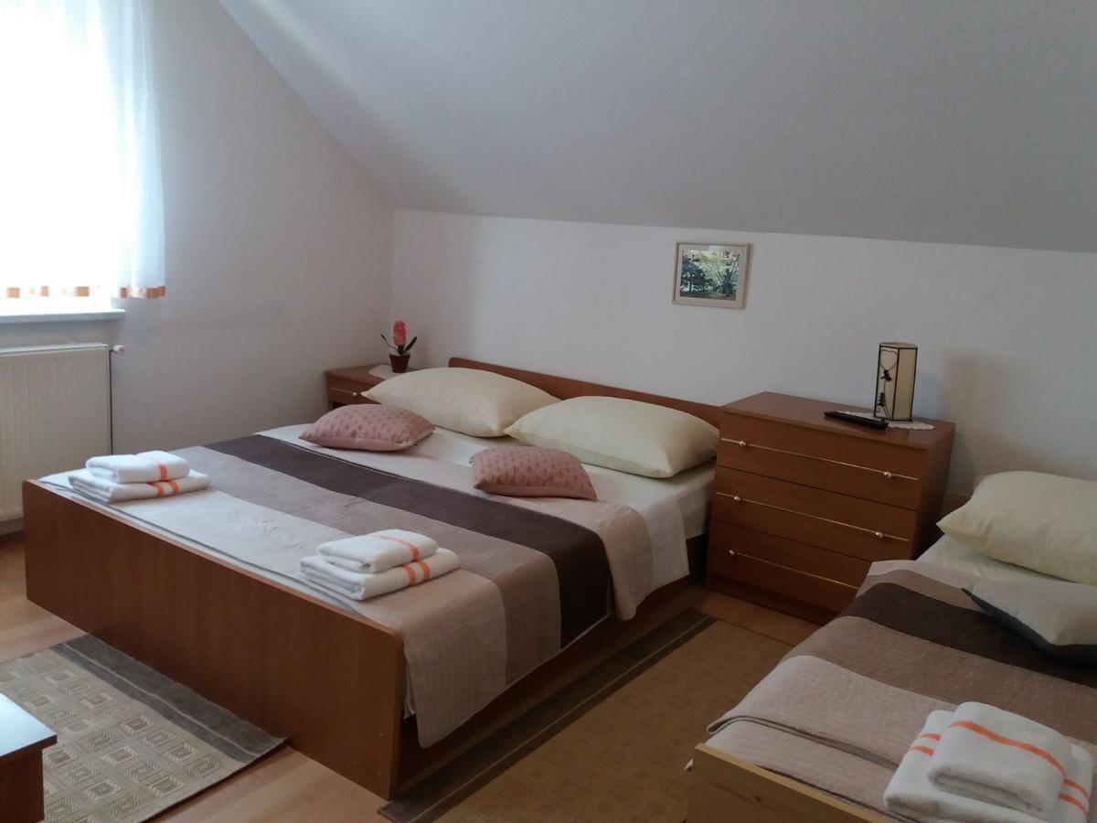 Guesthouse Tomas Catrnja Bagian luar foto
