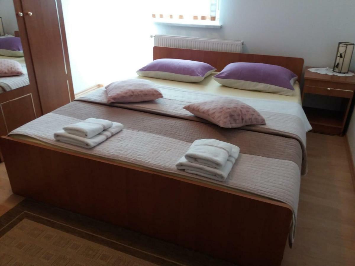 Guesthouse Tomas Catrnja Bagian luar foto